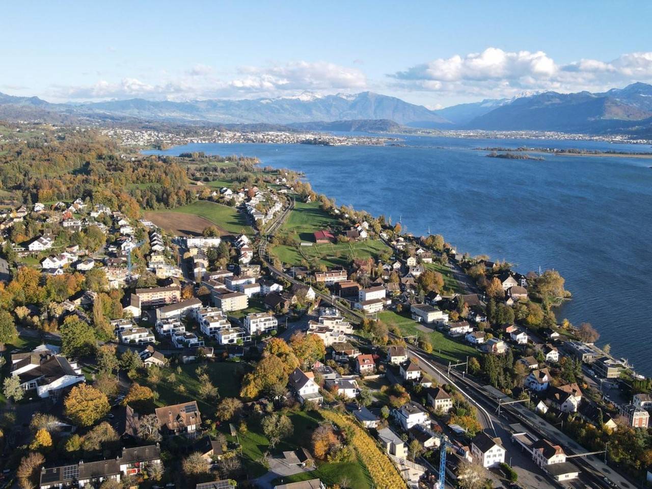 Traumsicht auf den Zürichsee und in die Berge