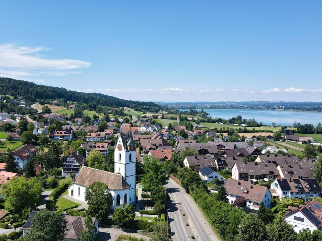 Unverbaubare Sicht auf den Greifensee, ruhig und dorfnah